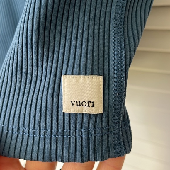 Vuori Ribbed Crop Tank w/ Built in Shelf Bra | Stone Blue | XL - Picture 4 of 10